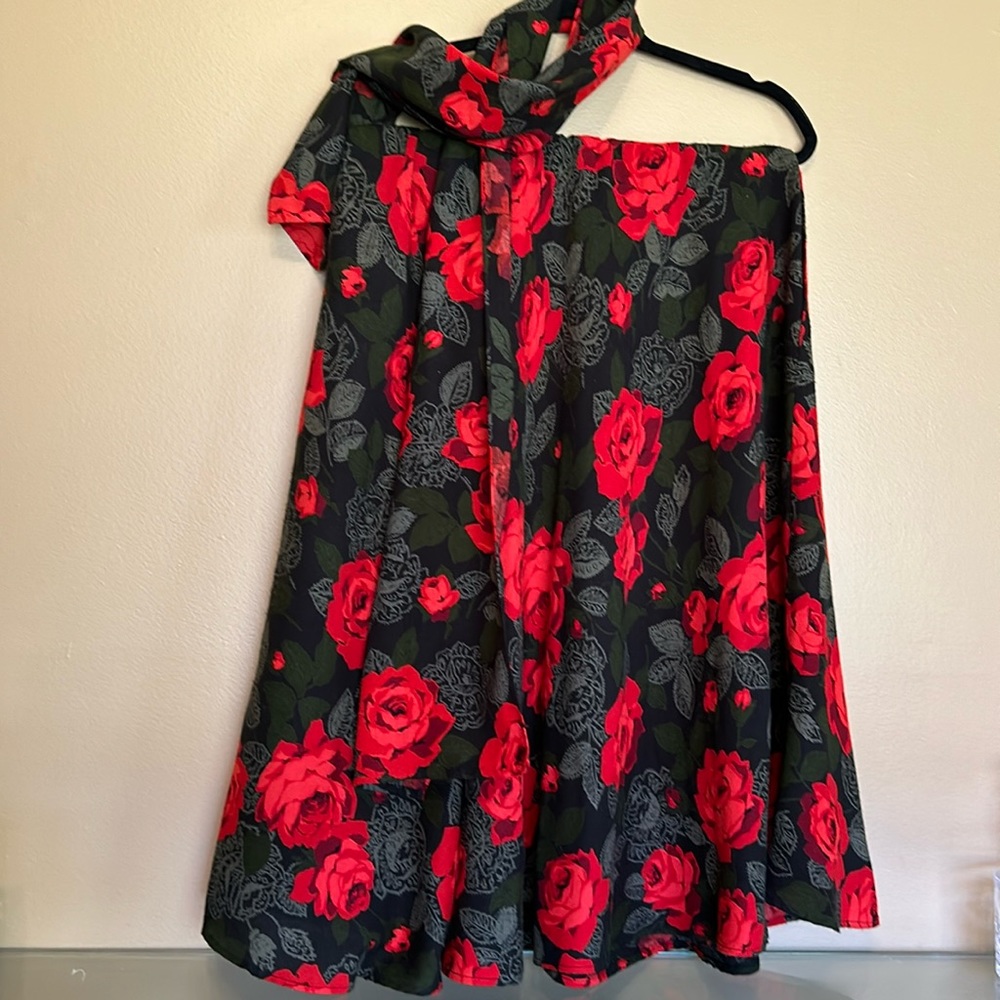 Vintage skirt and scarf in rose pattern.